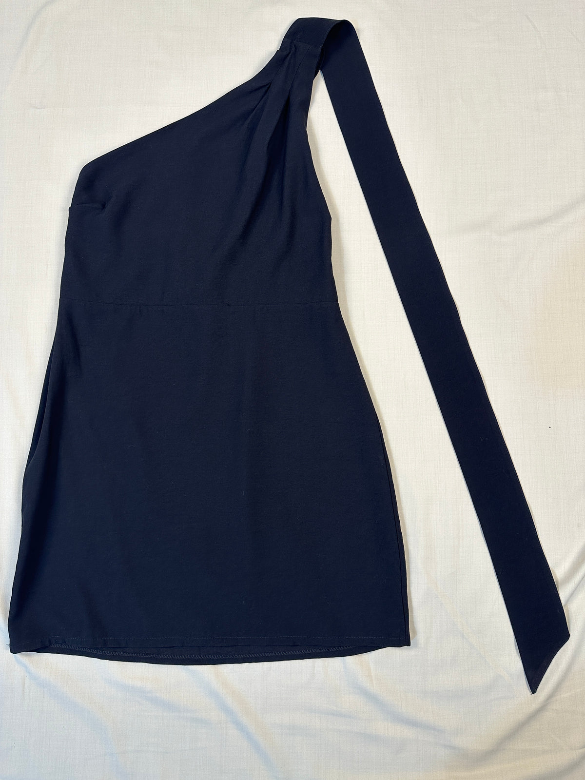 Vestido Curto Um Ombro Só c/ Faixa no Pescoço - Atacado