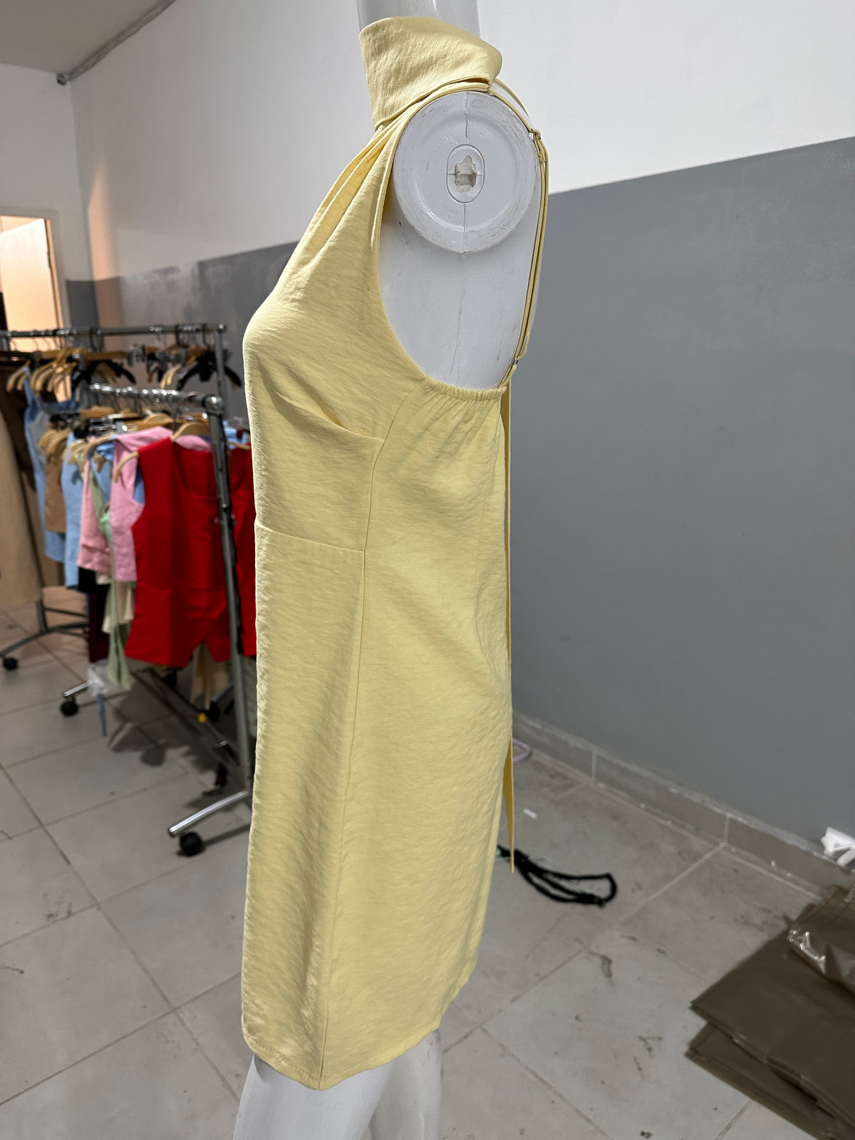 Vestido Curto Um Ombro Só c/ Faixa no Pescoço - Atacado