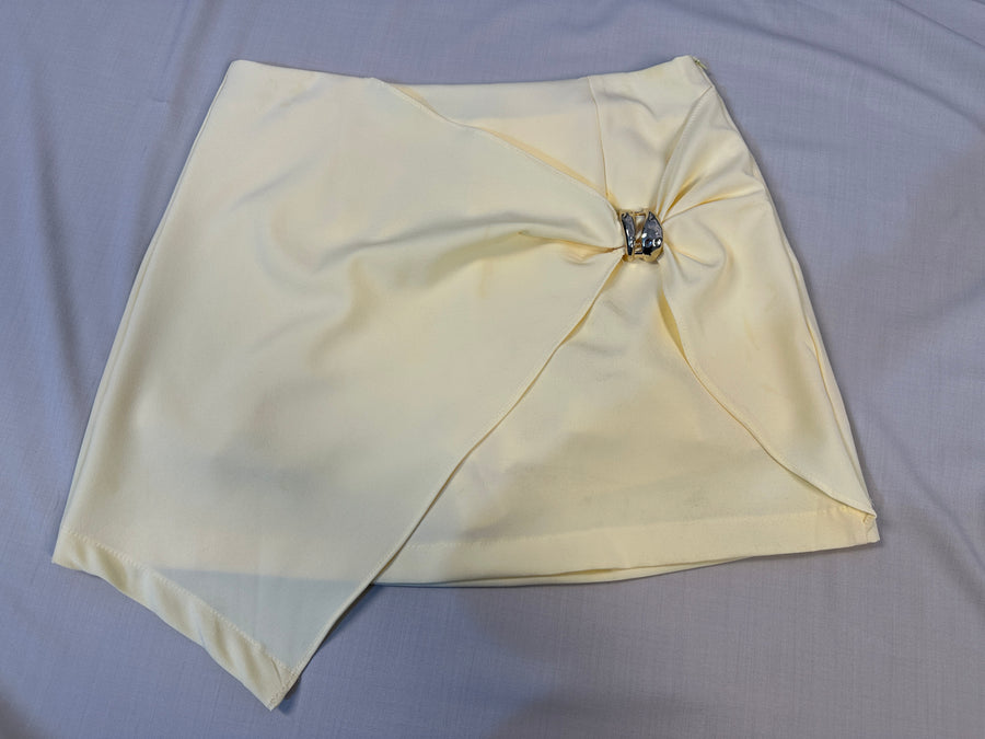 Short-Saia Alfaiataria Assimétrico com Fivela