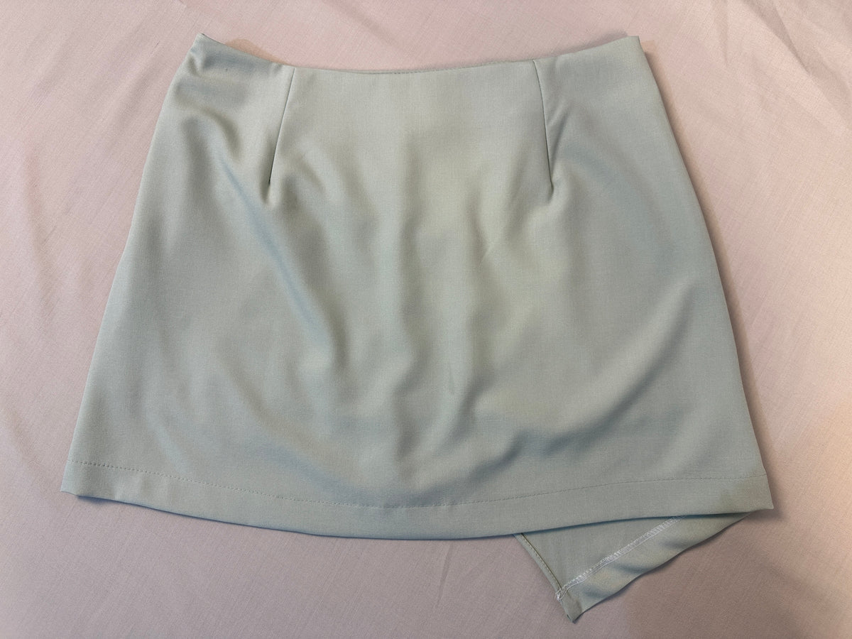 Short-Saia Alfaiataria Assimétrico com Fivela