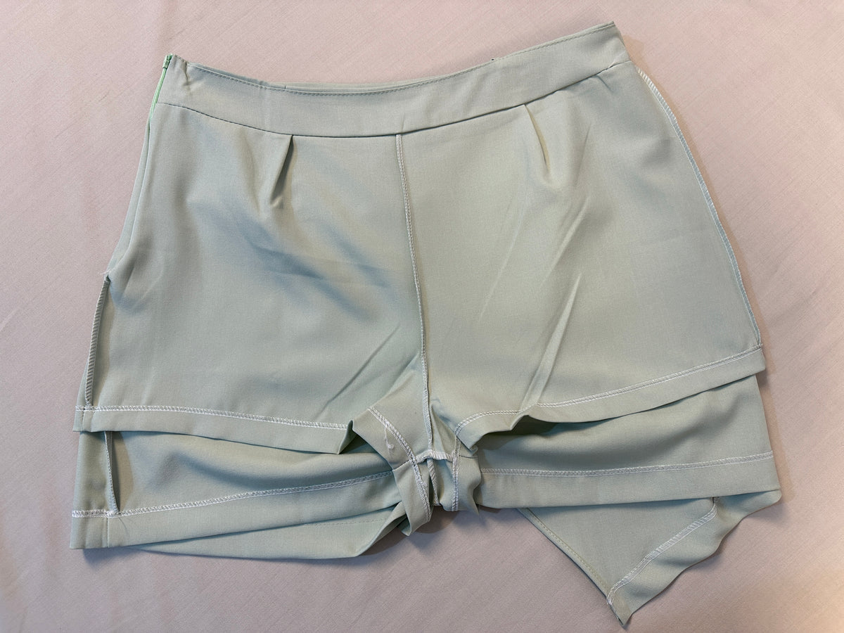 Short-Saia Alfaiataria Assimétrico com Fivela