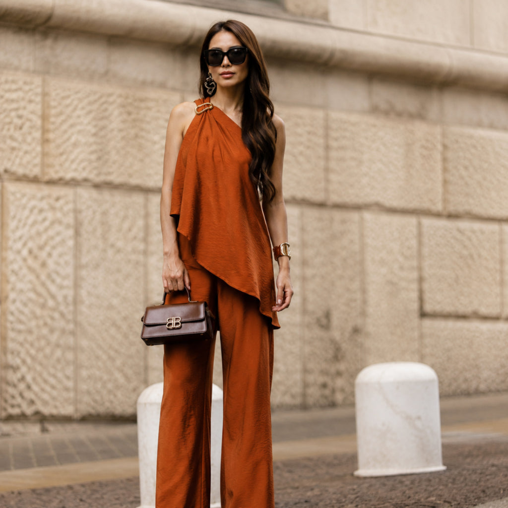 Conjunto Ombro Só Assimétrico e Pantalona - Quiet Luxury